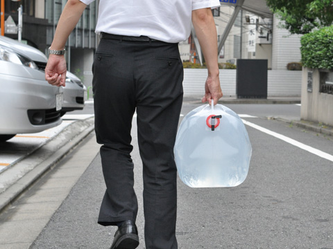 水を運ぶ折りたたみ式タンク